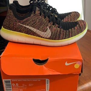 SOLD!! Women’s Nike Free RN Flyknit OC Sneeaker